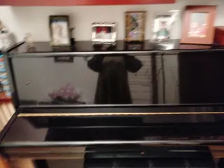 Piano vertical con taburete