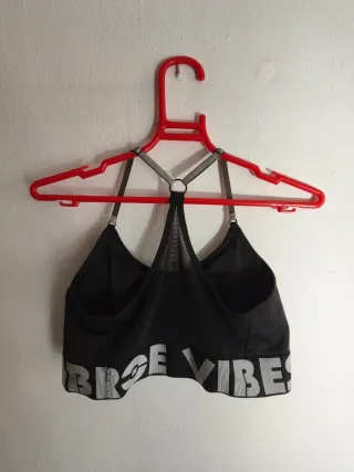 Sujetador deportivo diseño letras con relleno