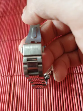 Reloj Time Force plateado con pedrería