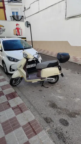 Moto Scooter Beige