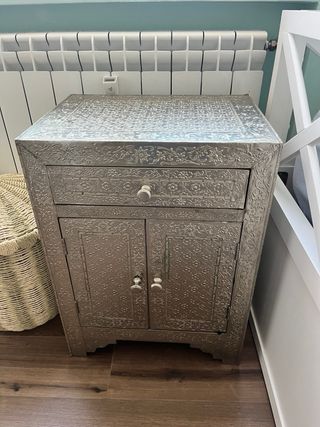 Cajonera metálica con diseño floral