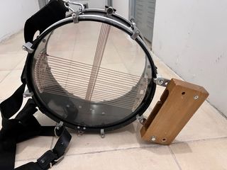 Tambor infantil con cuerdas y correa