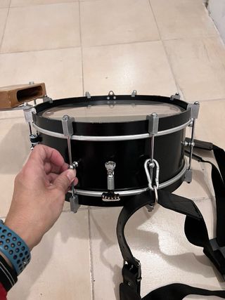 Tambor infantil con cuerdas y correa