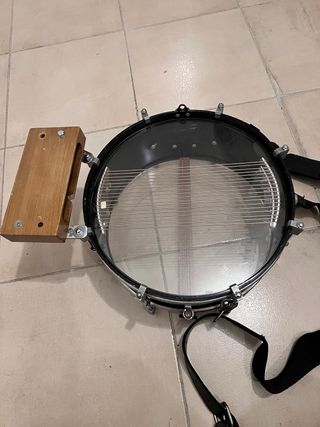 Tambor infantil con cuerdas y correa