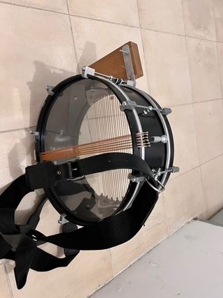 Tambor infantil con cuerdas y correa