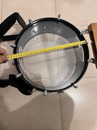 Tambor infantil con cuerdas y correa