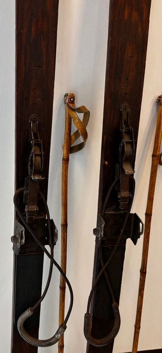 Esquís de madera antiguos con bastones
