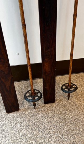 Esquís de madera antiguos con bastones
