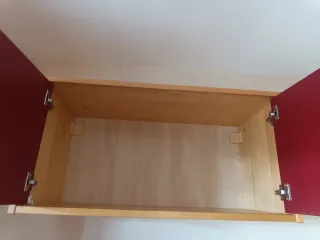 Armario de pared rojo