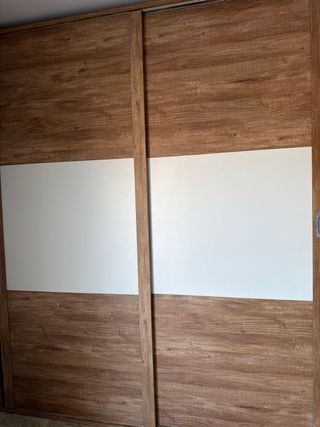 Armadio a porte scorrevoli in legno