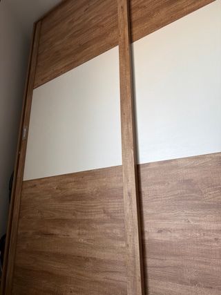 Armadio a porte scorrevoli in legno