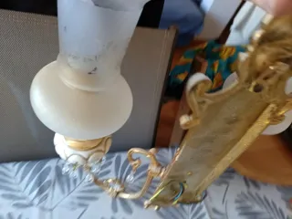 Lámpara de pared antigua dorada y blanca