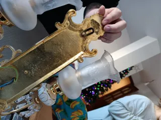 Lámpara de pared antigua dorada y blanca