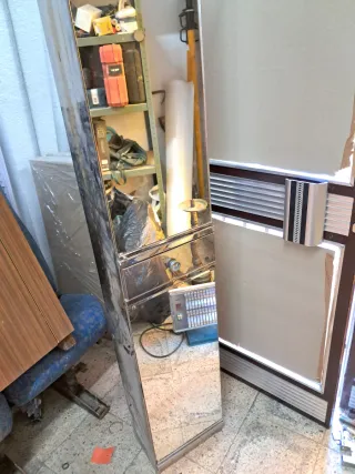 Mueble de espejo metálico azul