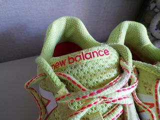 Tenis New Balance Amarillo y Rojo