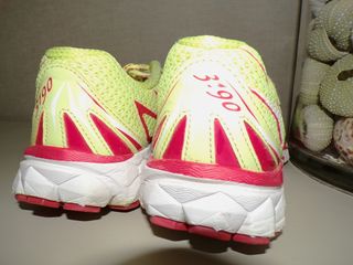 Tenis New Balance Amarillo y Rojo