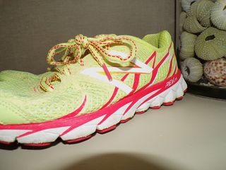 Tenis New Balance Amarillo y Rojo