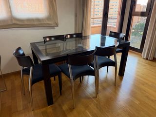 Mesa y sillas comedor cristal y madera oscura