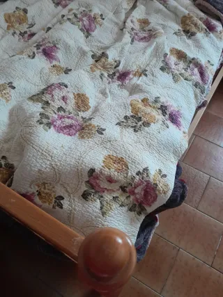 2 Camas de madera sin colcha floral