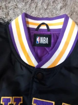 Cazadora NBA Lakers Negra y Morada