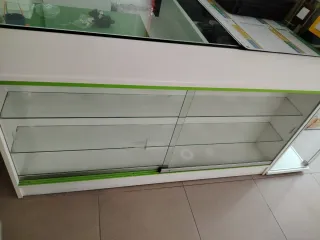 Mostrador cristal y madera blanco