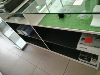 Mostrador cristal y madera blanco