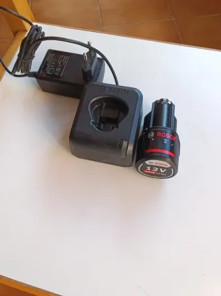 CARGADOR BOSCH Y BATERÍA BOSCH 12 V