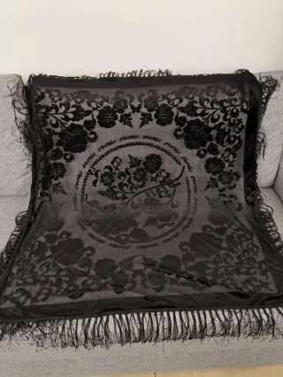 Mantón negro con flecos