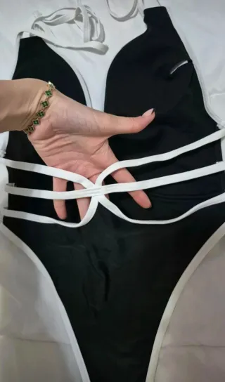 Bañador Negro Cut-out con Ribete Blanco