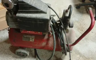 Compresor de aire rojo