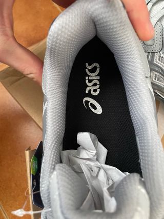 Zapatillas Asics Gel grises y plateadas