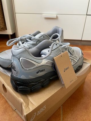 Zapatillas Asics Gel grises y plateadas