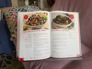 Atril de lectura de madera decorado