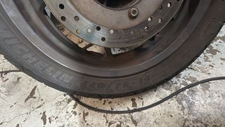 Neumático Michelin 140/70-14 con todo y disco