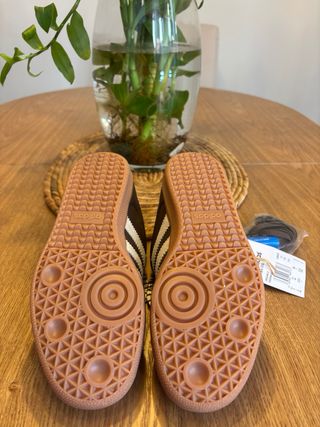 Zapatillas Adidas Marrones y blancas