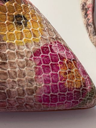 Tacones slingback estampado serpiente floral