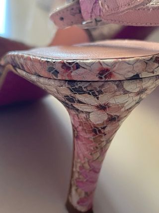 Tacones slingback estampado serpiente floral