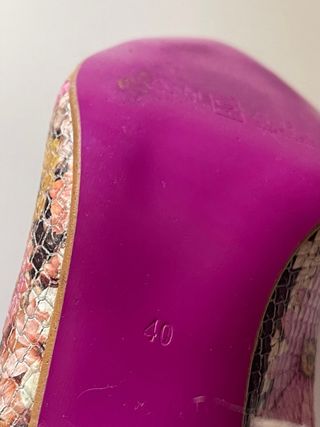 Tacones slingback estampado serpiente floral