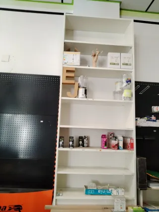 Estantería blanca con baldas regulables