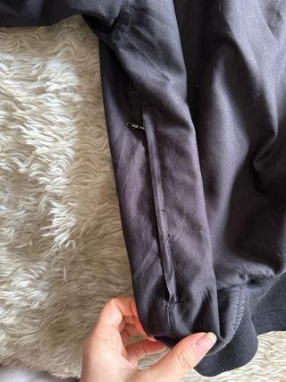 Sudadera cortavientos negra V-neck