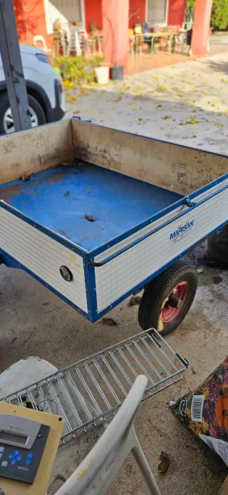 Remolque de carga blanco y azul