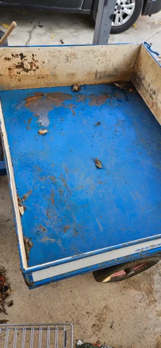 Remolque de carga blanco y azul