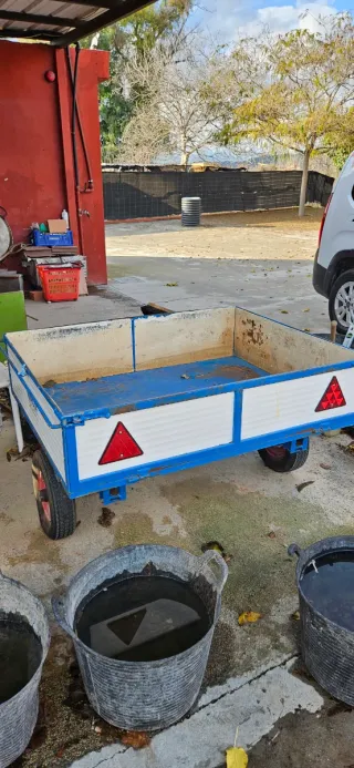 Remolque de carga blanco y azul