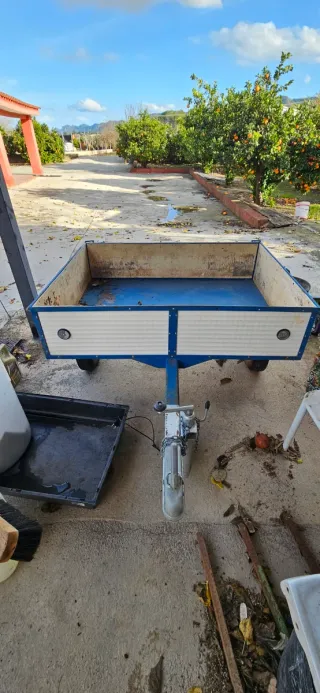 Remolque de carga blanco y azul