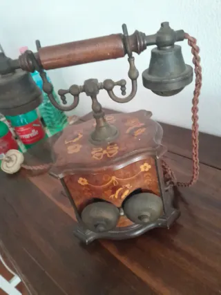 Telefono antico con disco combinatore