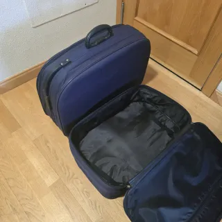 Maletas de viaje azul y negra