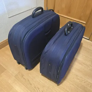 Maletas de viaje azul y negra