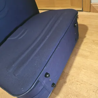 Maletas de viaje azul y negra