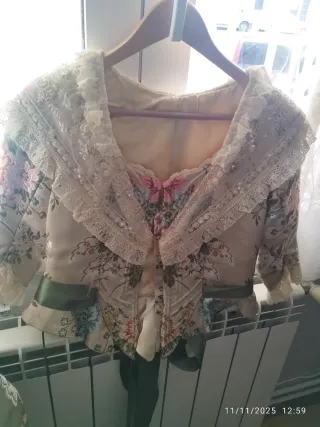 Trajes de Fallera granate y beig y Regalo camcam