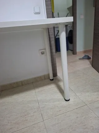 Escritorio blanco con  2 estanterías 1.20x30